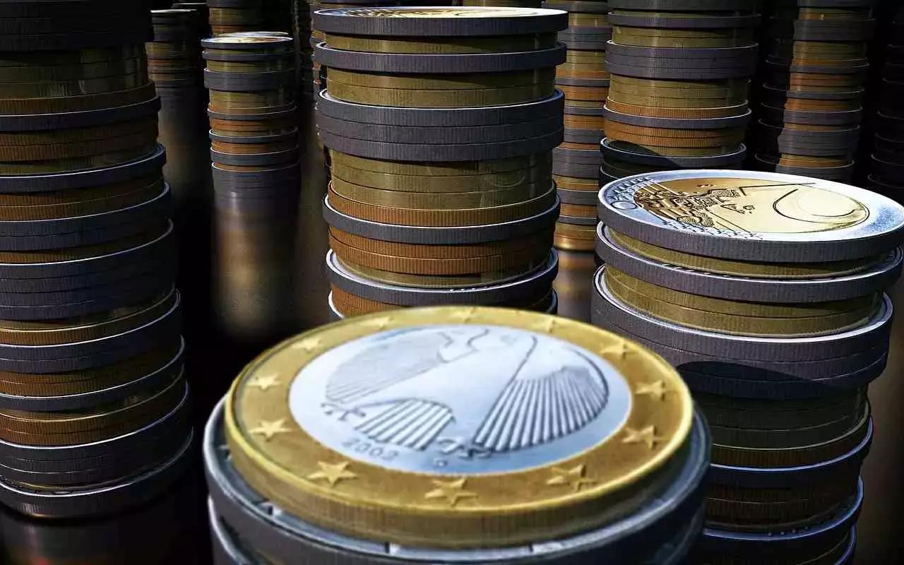 Tra le lingue lo spagnolo è quella che presenta uno dei costi medi più bassi: in Italia un'ora di lezione costa circa una venitna di euro.
