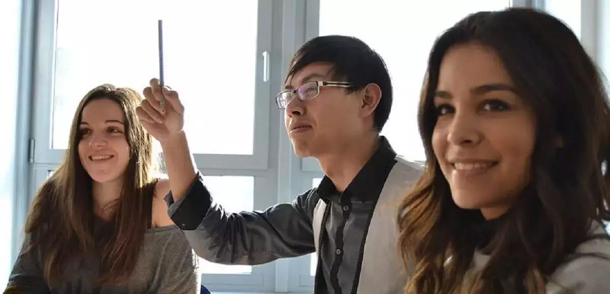 Oramai sempre più scuole medie e superiori inseriscono lo spagnolo all'interno dei programmi di studi annuali.