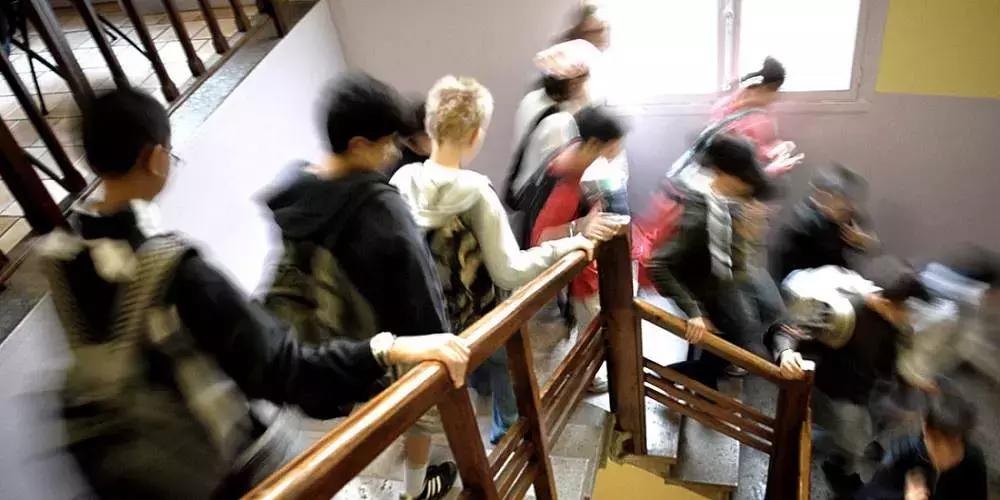 Studenti scuola media che scendono le scale.