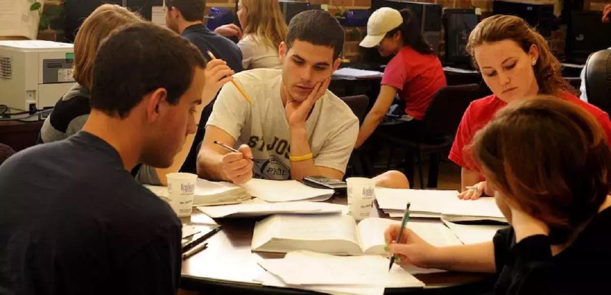 I compiti non devono rendere troppo pesante la giornata già piena dello studente, ma lo devono aiutare a confermare quanto imparato.