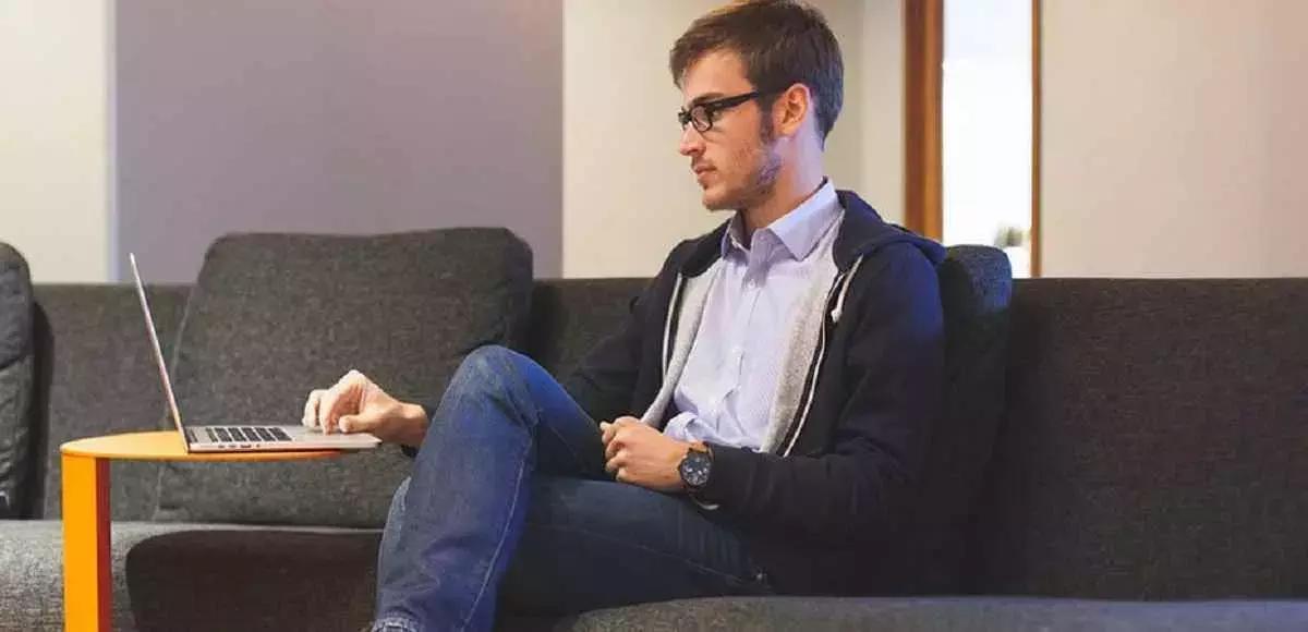 Devi però essere organizzato, metodico, pedagocico e dotarti delle giuste strumentazioni tecnologiche.