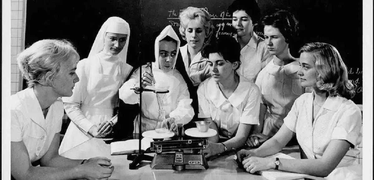 Ovviamente non tuttoè possibile insegnarlo a distanza. Inoltre dipenderà dalle caratteristiche e dalle esigenze dello studente.