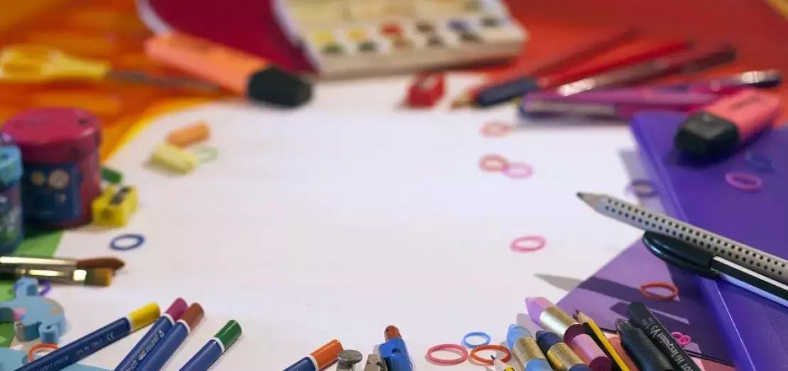 Avere un aiuto esterno durante il proprio percorso scolastico può essere di grande aiuto per superare le proprie difficoltà.In Italia sono diverse le soluzioni che si possono adottare per avere sostegno scolastico.