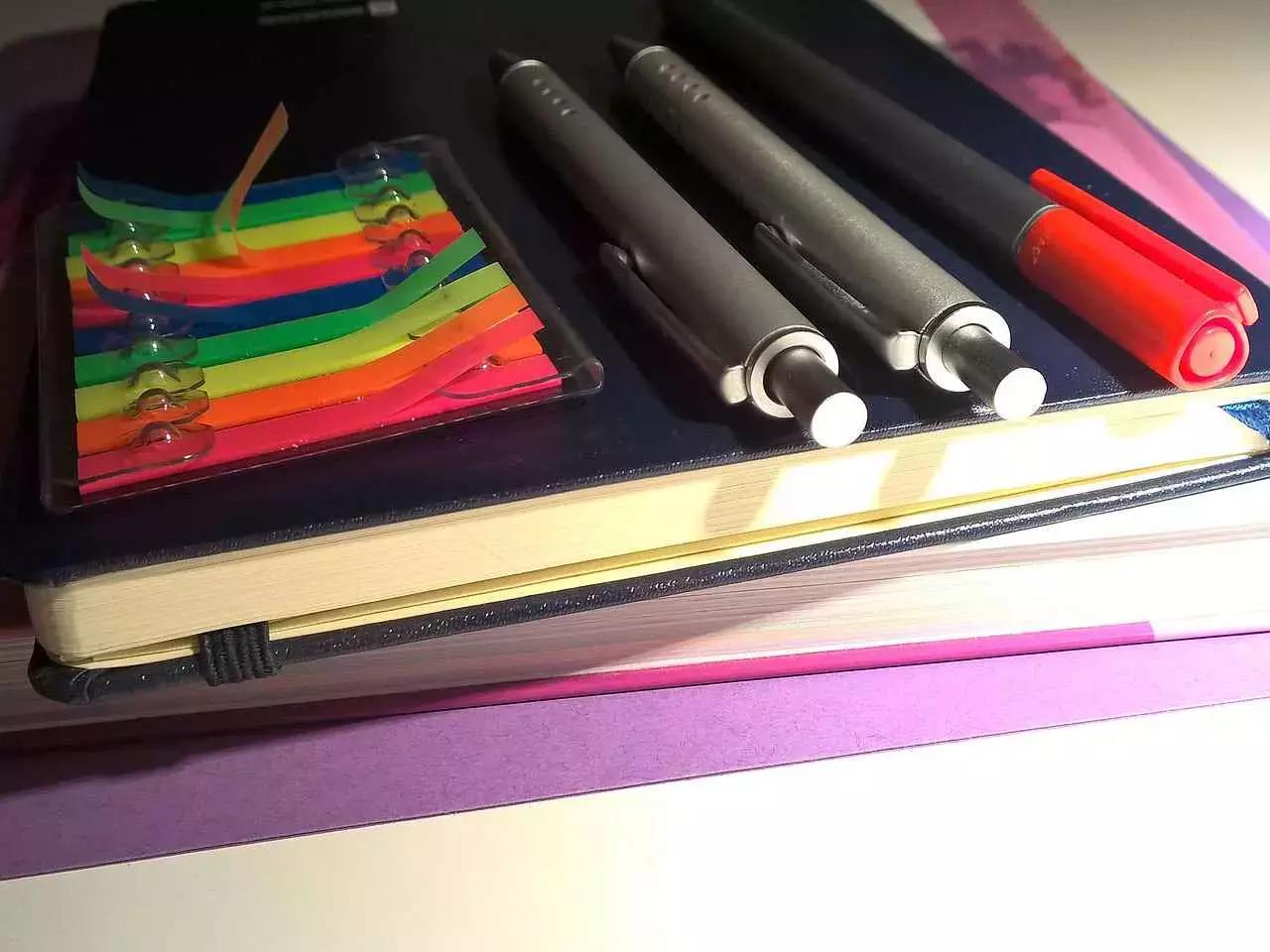 Il materiale scolastico così come i libri costituisce la strumentazione con cui lo studente crea la propria cultura.