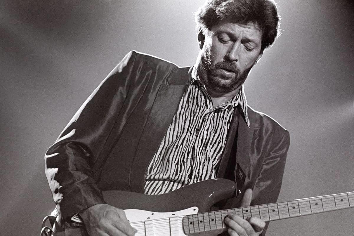 E' possibile suonare la chitarra a orecchio, ma devi cominciare dalle canzoni più semplici.
