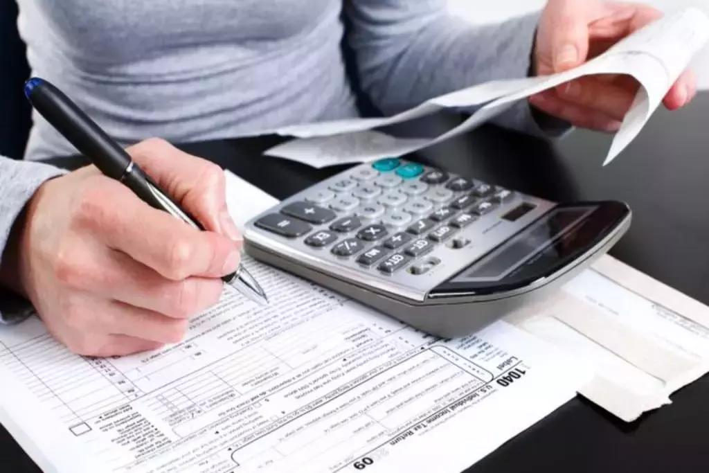 Chiedi informazioni a un consulente fiscale per sapere tutto su tasse e contributi per gli insegnanti privati. 