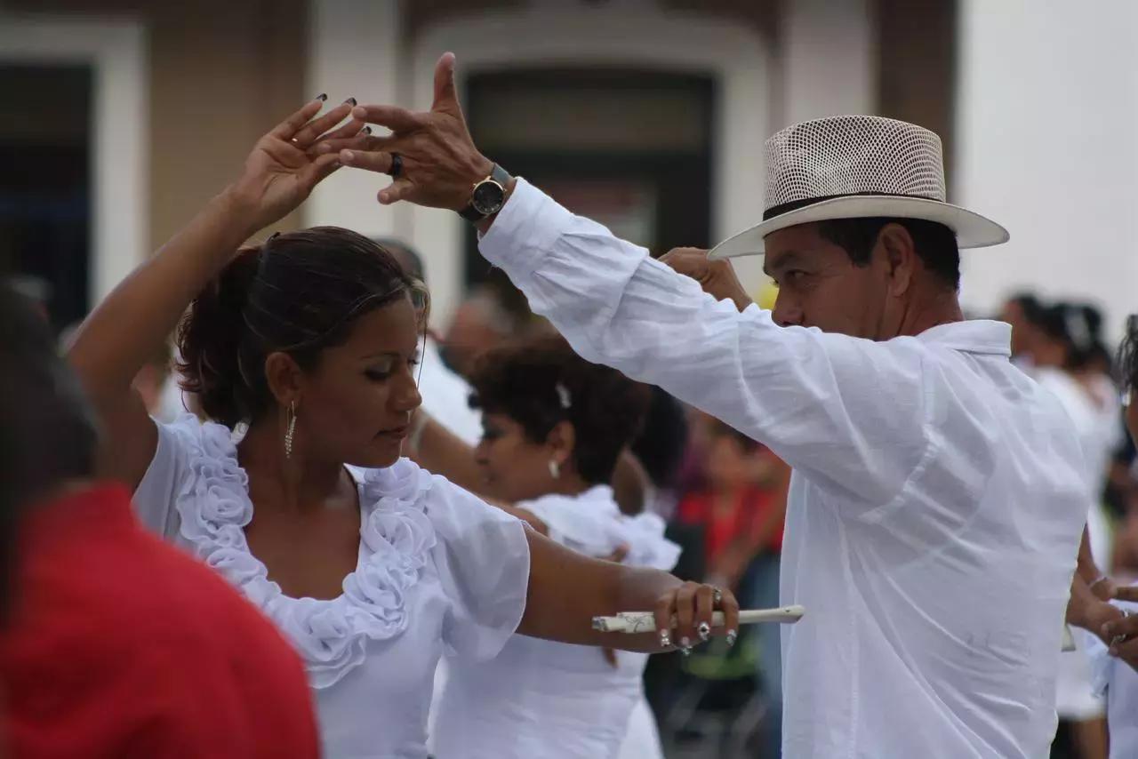 E poi, dalla culla originaria della penisola iberica, si è diffusa in tutta l'America Latina (ad eccezione del Brasile).