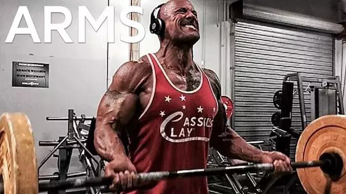 Ecco come irrobustire la parte superiore del corpo con manubri e bilancieri