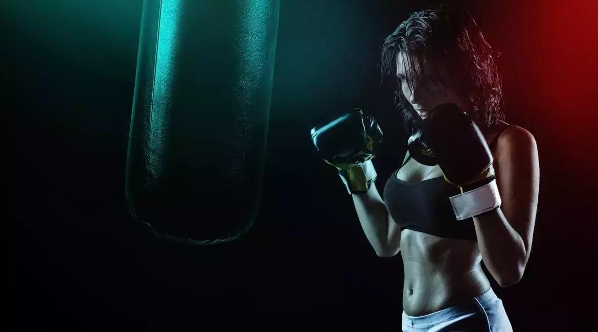 Con l'attività fisica il corpo rilascia dei neurotrasmettitori e degli ormoni che aiutano a combattere le malattie croniche e a ritrovare la forma, soprattutto se a guidarti c'è un coach sportivo specializzato.
