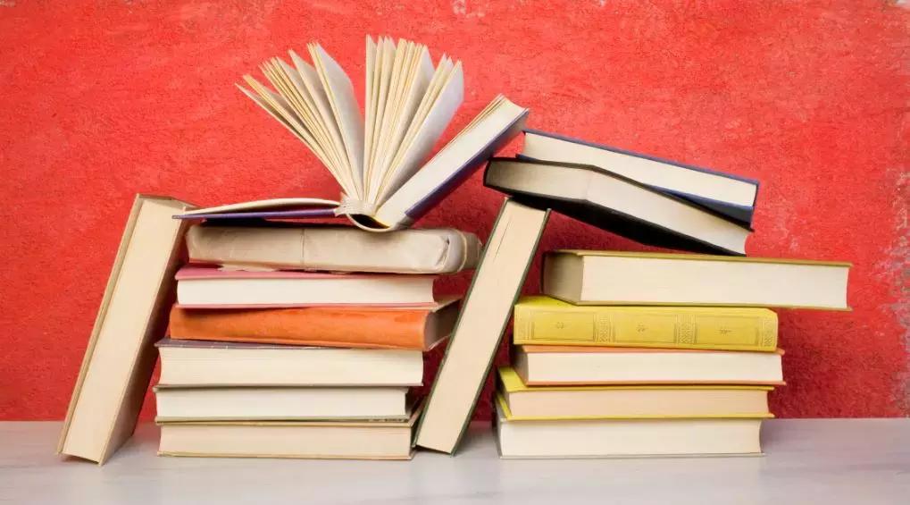 Ripassare il programma soclastico delle superiori può essere gratuito e interattivo con le risorse online. 