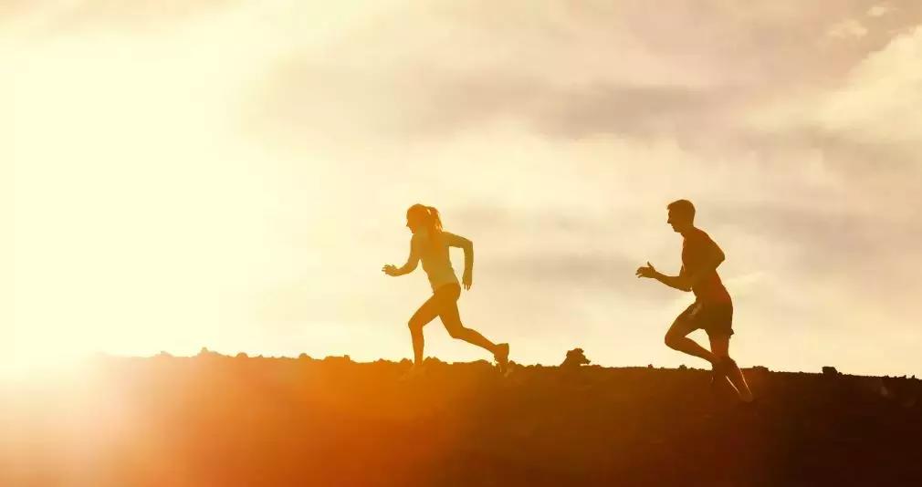 Uno sport completa insieme alla giusta alimentazione aiutano a mantenersi in forma. 