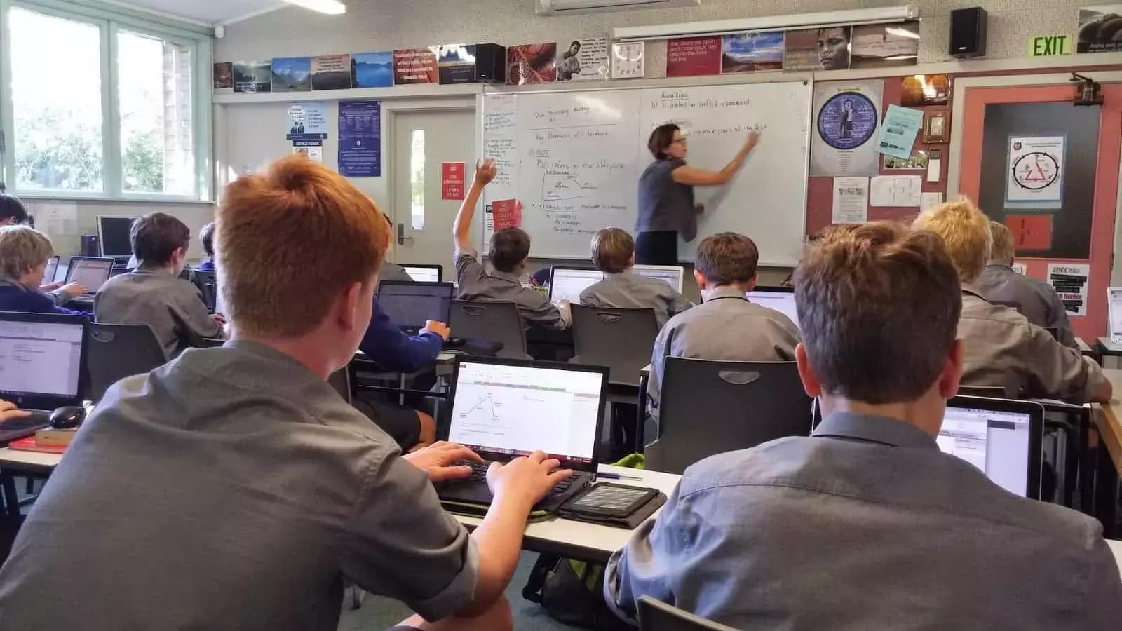 I ragazzi possono trovare una forma di sostengo scolastico nelle risorse gratuite messe dagli insegnanti di scuola online.