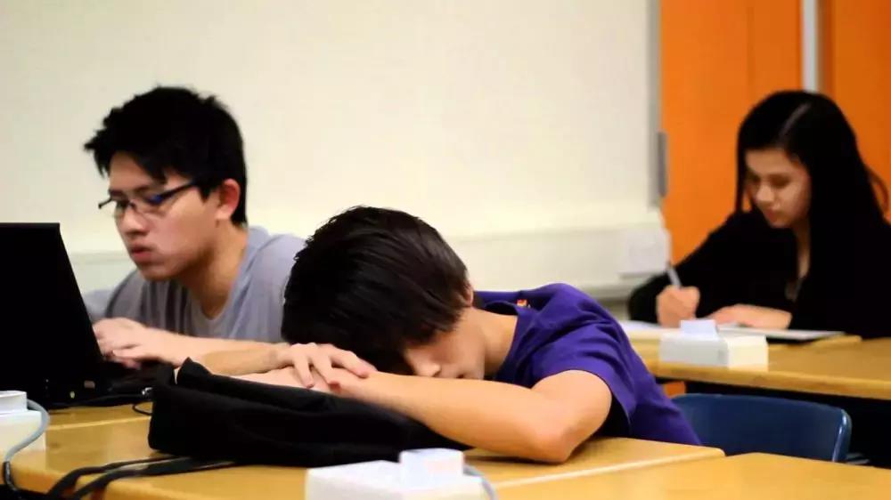 Il ritmo imposto agli studenti della Corea del Sud per raggiungere il successo scolastico sono spesso devastanti. Si parla di 15 ore al giorno di studio, tra lezioni classiche e quelle negli hagwon.