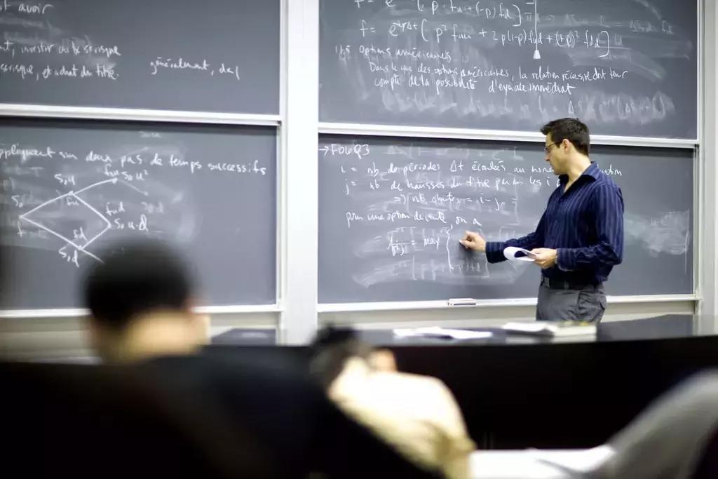 Non si può davvero fare a meno di un insegnante, soprattutto se si hanno difficoltà a capire alcuni argomenti trattati a scuola. 