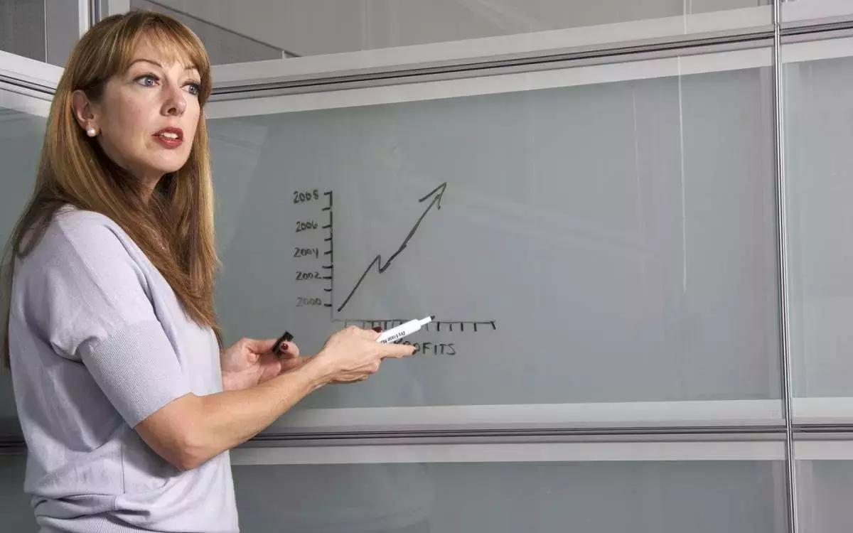 Diventare insegnanti a domicilio e dare ripetizioni è un’attività che può portarea molti vantaggi economici ma anche personali e può trasformarsi, a lungo andare, nella propria professione principale.