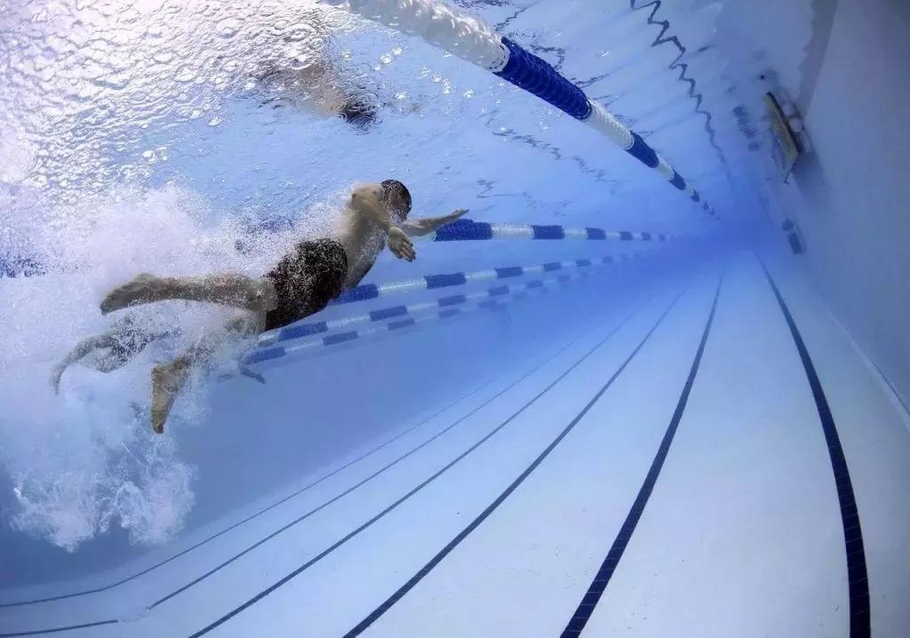 Il nuoto fa bene alla salute per tutti, incluse le persone con problemi di sovrappeso e obesità. 