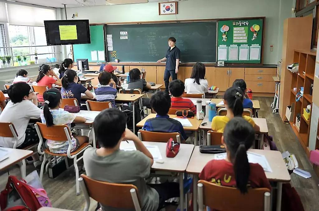 Gli studenti coreani compiono un doppio percorso di studi: alle ore di lezione tradizionali si sommano infatti le ripetizioni negli stabilimenti privati chiamati 