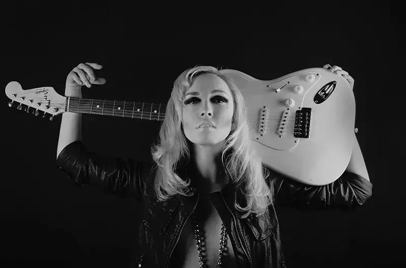 La scelta della chitarra è fondamentale anche per avere l'atteggiamento giusto nel momento in cui ci si cimenta su e giù dal palco. Ecco perché è importante trovare davvero quella dei propri sogni.