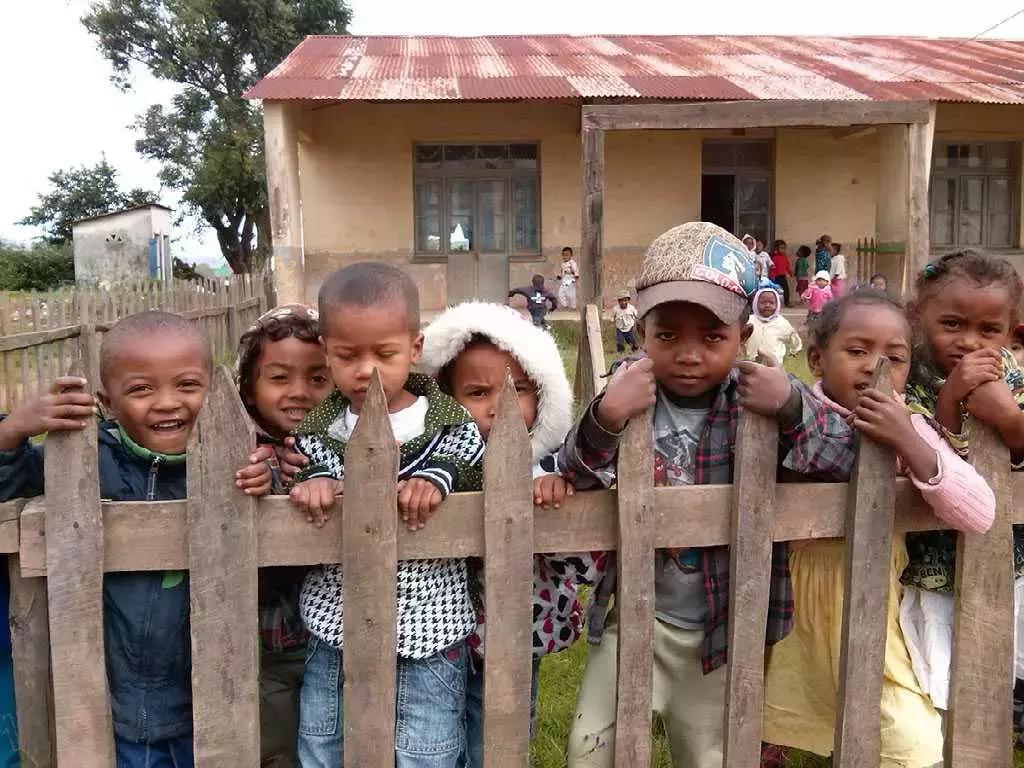 Sono diverse le ONG che lavorano in tutta l'Africa per dare ai bambini un futuro migliore. Una di queste opera tra i piccoli del Madagascar.