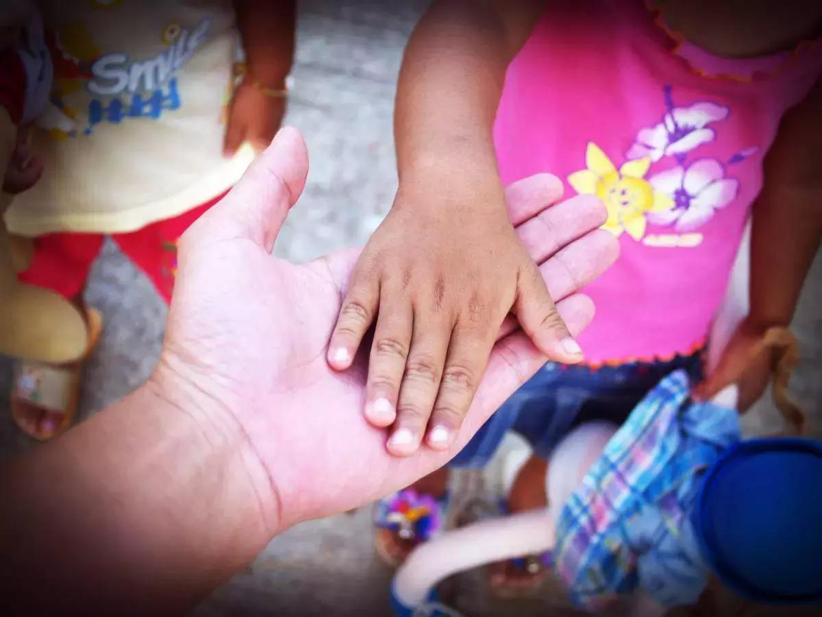 Il sostegno scolastico in Africa può davvero fare la differenza perché permette di rialzare il tasso di alfabetizzazione, andando a intervenire positivamente già sulle giovani generazioni e fornendo loro gli strumenti per effettuare il cambiamento.