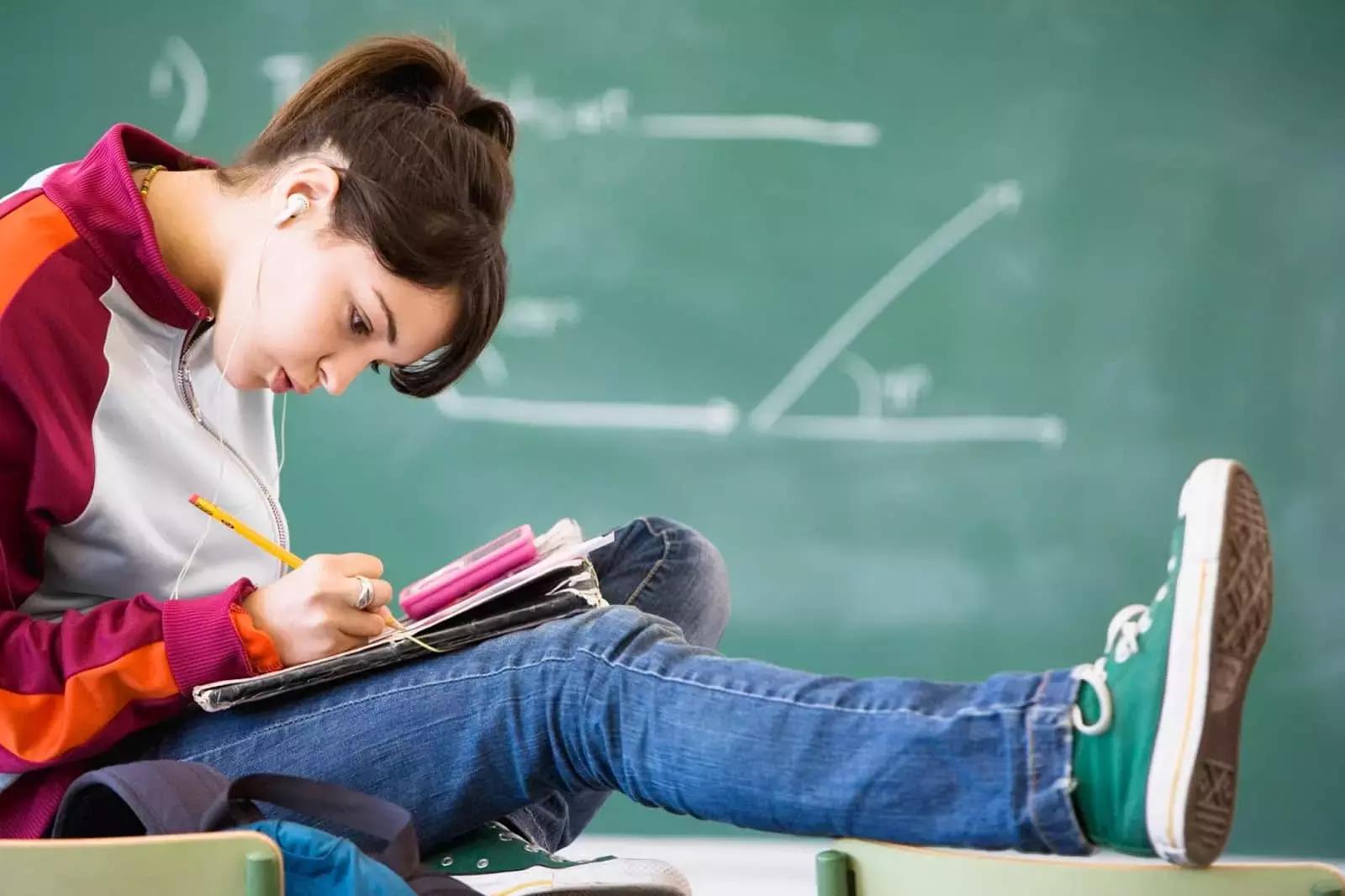 Corsi privati, siti internet dedicati agli studenti, app per la scuola o associazioni di volontariato sono tutte opzioni da considerare se vuoi aiutare tuo figlio a migliorare a scuola.