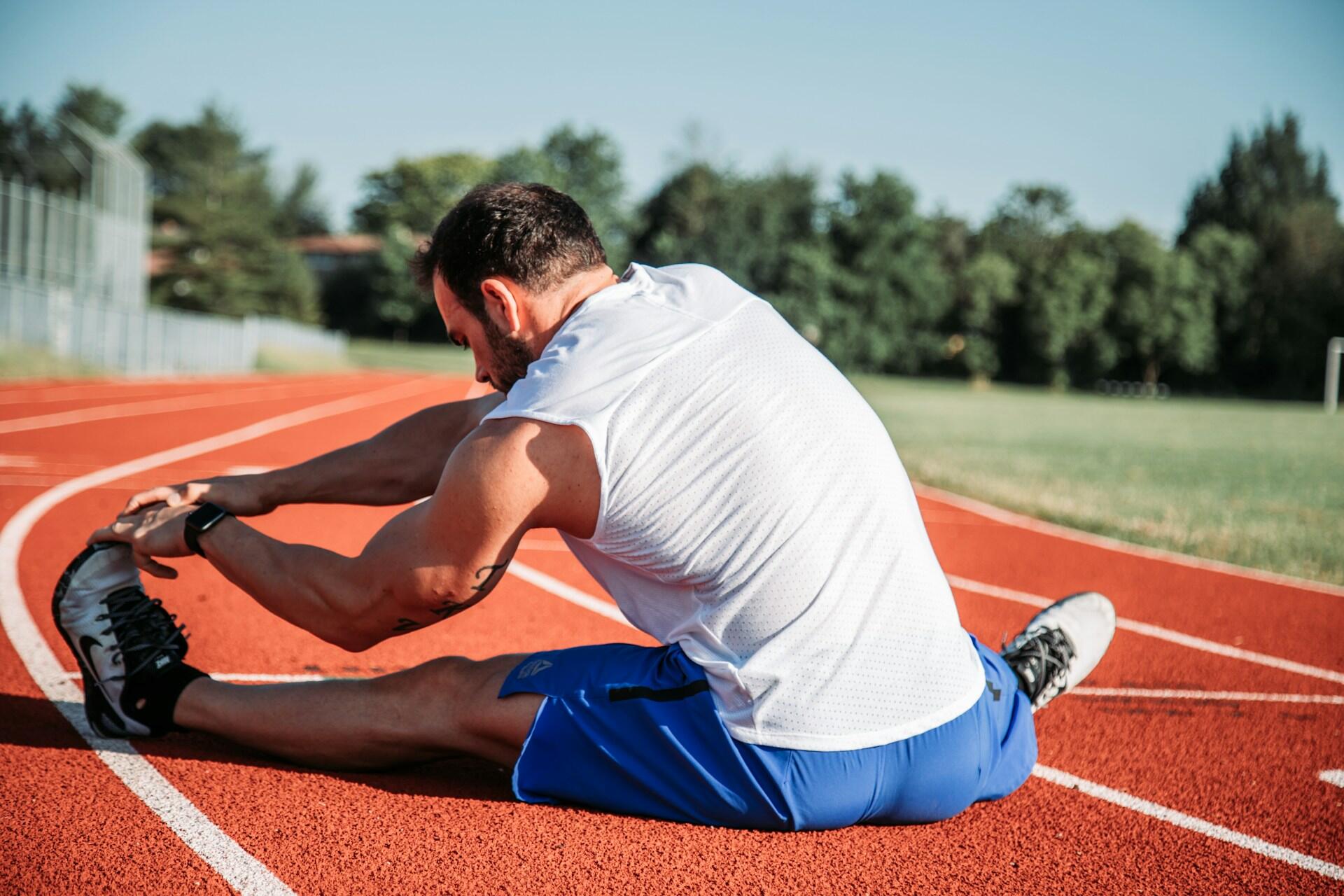 Ragazzo fa stretching per rafforzare i muscoli addominali