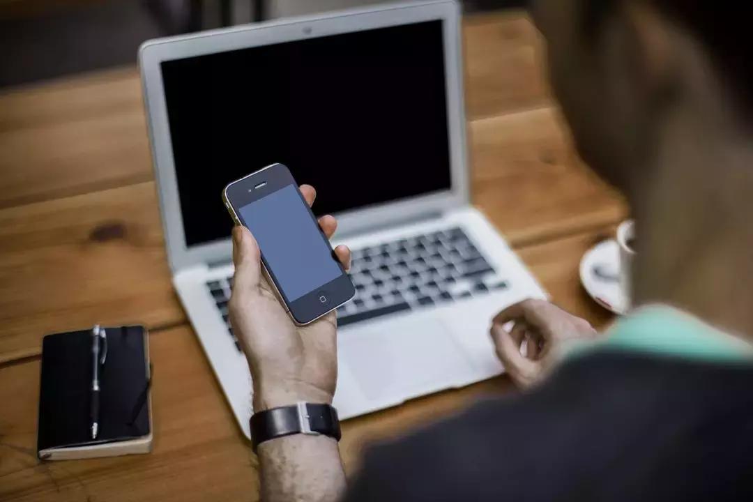 La magia di internet sta anche nella possibilità di aiutare gli studenti in difficoltà a migliorare a scuola. 