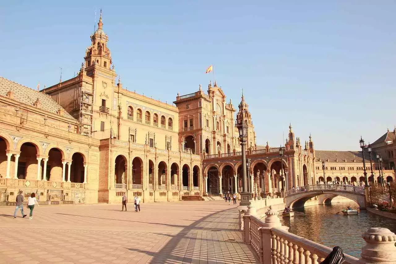 Una lunga permanenza all'estero è un valido aiuto per imparare tutte le sfumature della lingua.