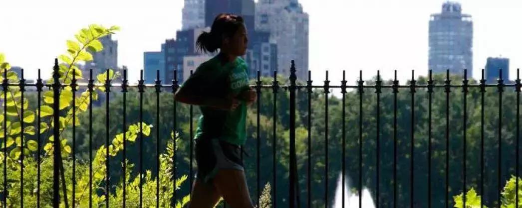Se vuoi fare sport a domicilio puoi scegliere un eprsonal trainer virtuale, un coach che viene a casa tua e completare con un'app per la salute.