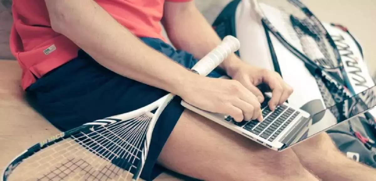 Verifica i titoli di studio e l'esperienza. Se possibile, chiedi a qualcuno che già si sia lanciato nell'esperienza di prendere un personal trainer.