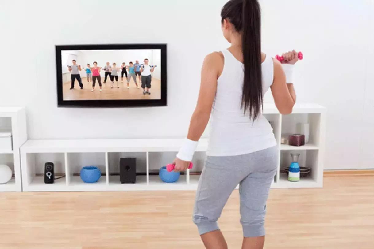 Un personal trainer che ti segue a casa ti permette di fare i movimenti giusti. 