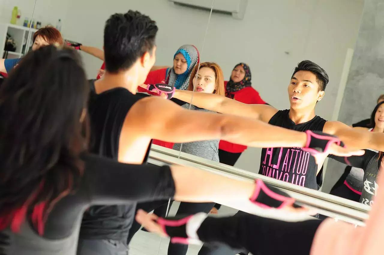 E' più economico e più stimolante, grazie ad un sano spirito di competizione.