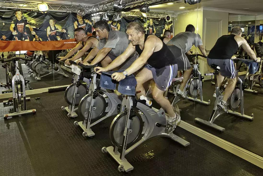 Lo spinning è uno degli esercizi cardio per eccellenza: alterna alta e bassa intensità,