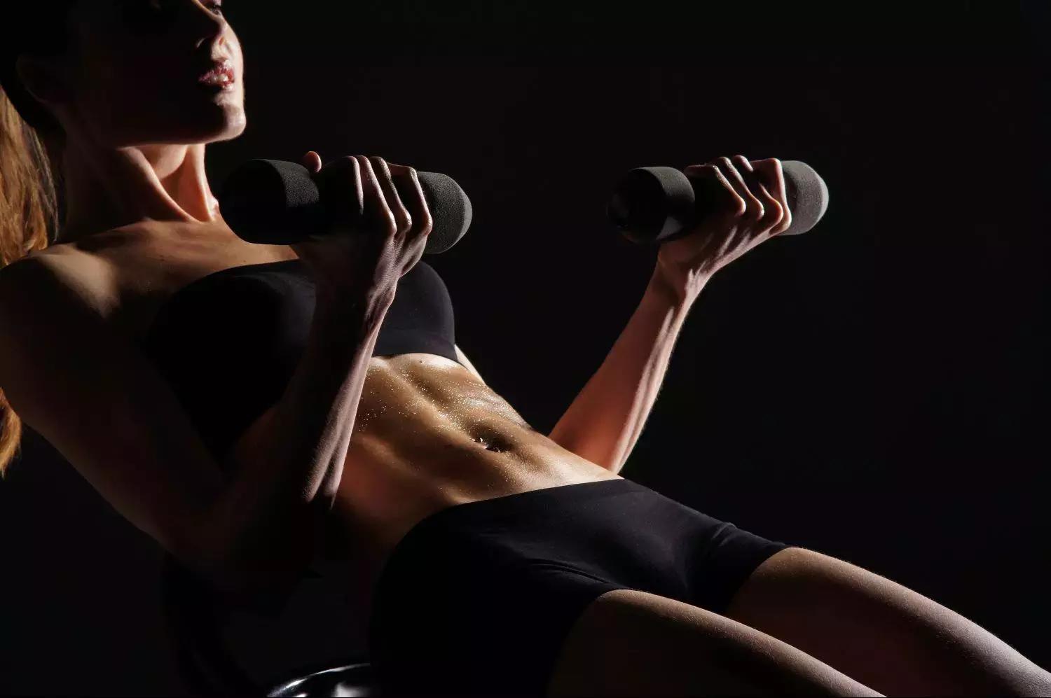 Molti coach sportivi offrono esercizi gratuiti sui loro canali Youtube, ma fai bene attenzione ai movimenti che ti vengono proposti per evitare di farti male.