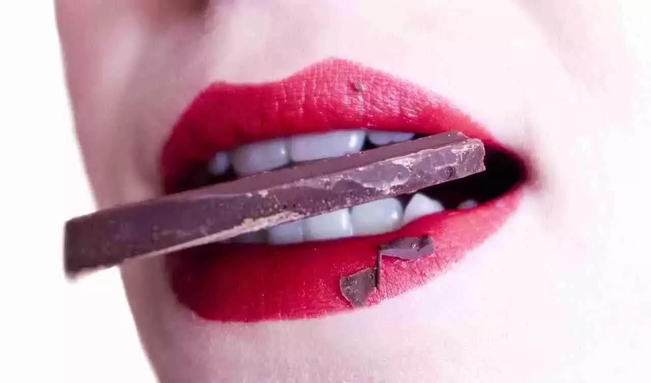 Gli effetti sull’umore del cioccolato sono risaputi: anzi, anche chi non lo sa, ne approfitta, senza saperlo, soprattutto nei momenti di maggior tristezza.