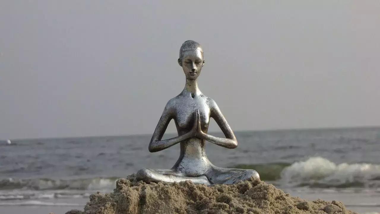 Lo Yoga conduce idealmente all'unione con l'Universo.