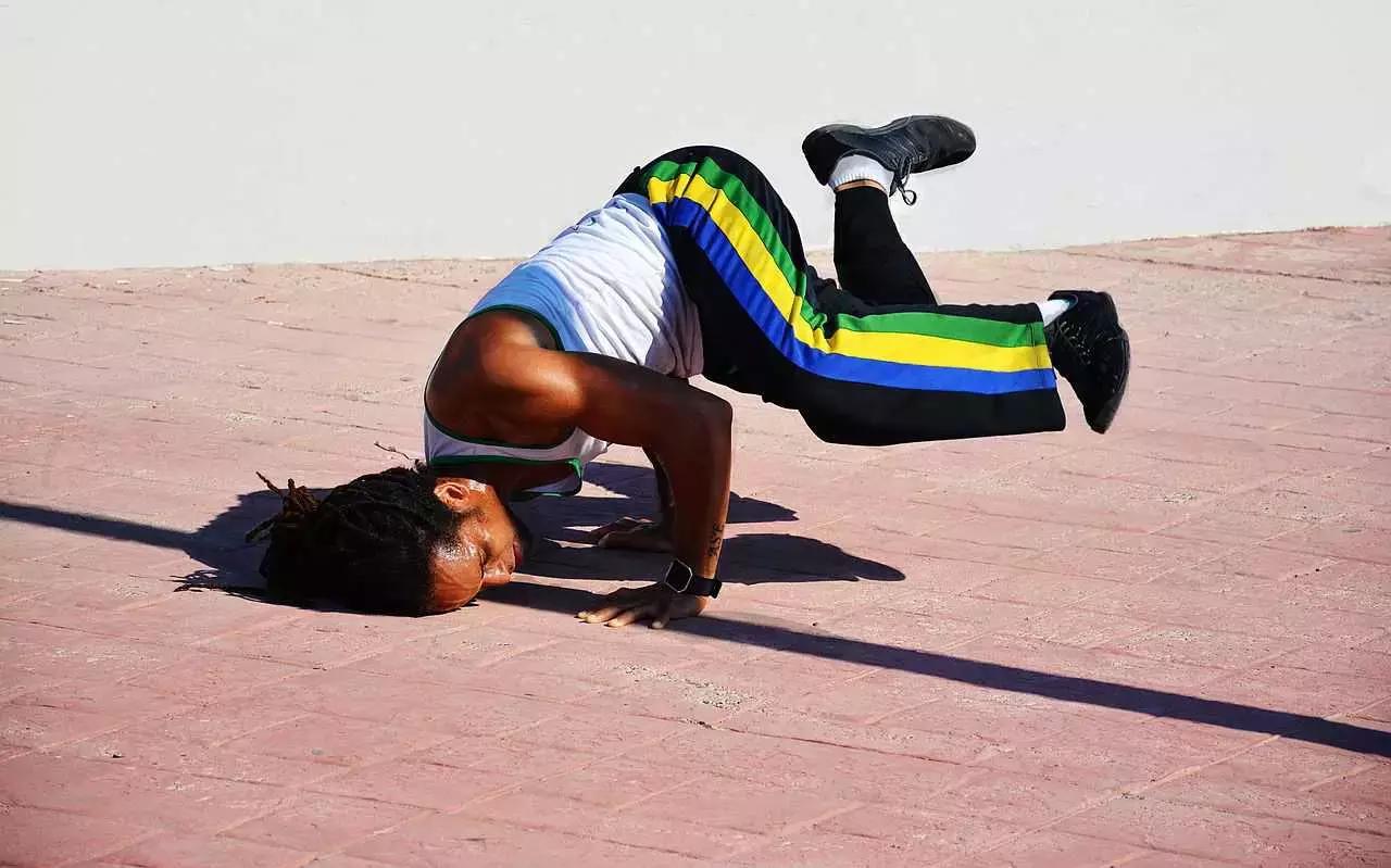 Per il modo in cui viene praticato, lo Yoga dinamico può essere avvicinato ad altre discipline sportive o arti.