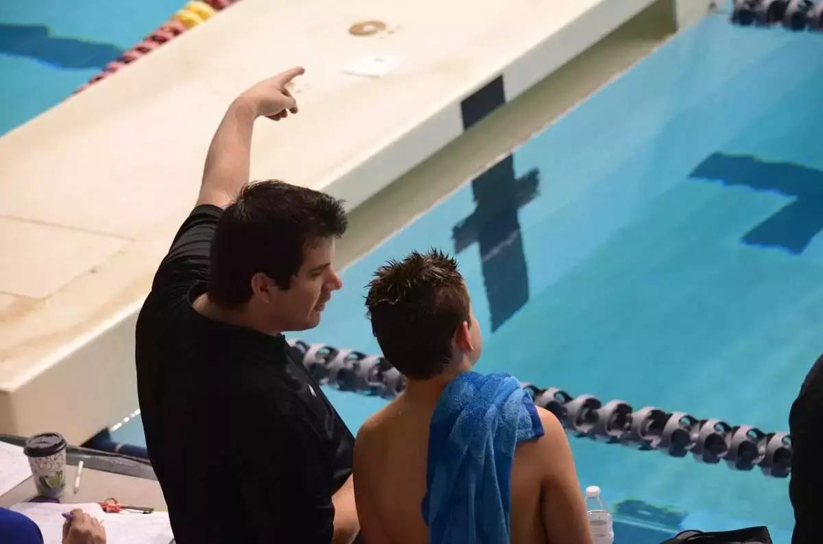 L'istruttore sportivo è una figura molto diversa da quella del personal trainer; una su tutte: quest'ultimo è un accompagnatore, non un insegnante.