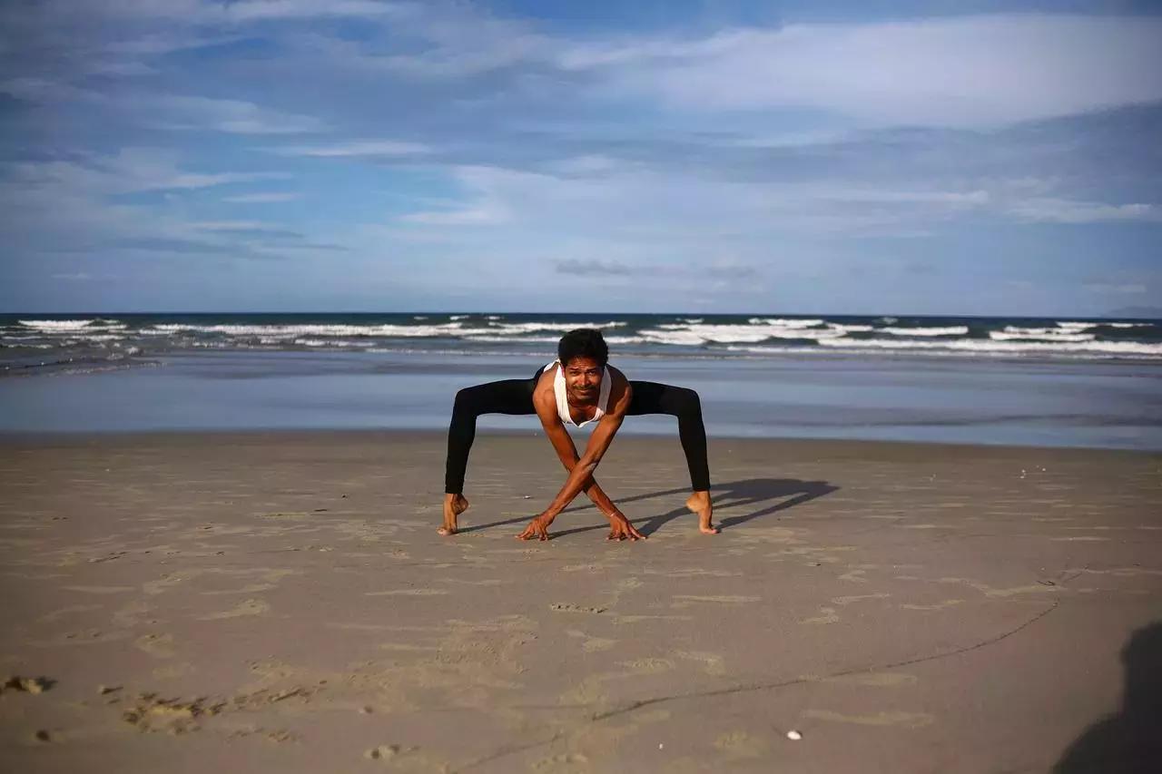 Inserendola nel tuo CV e nella tua presentazione, otterrai sicuramente molte domande da parte di persone interessate a praticare lo Yoga delle origini. Sta a te non deluderle.