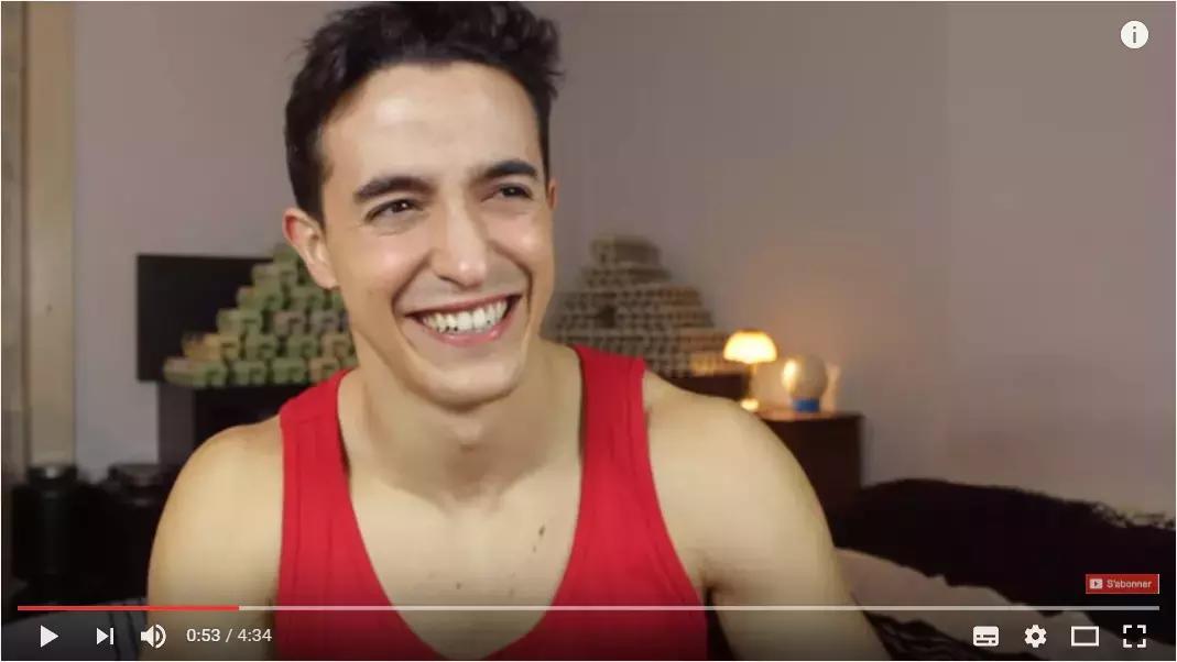 Un personal trainer può anche essere divertente e avere milioni di iscritti sul suo canale youtube. 