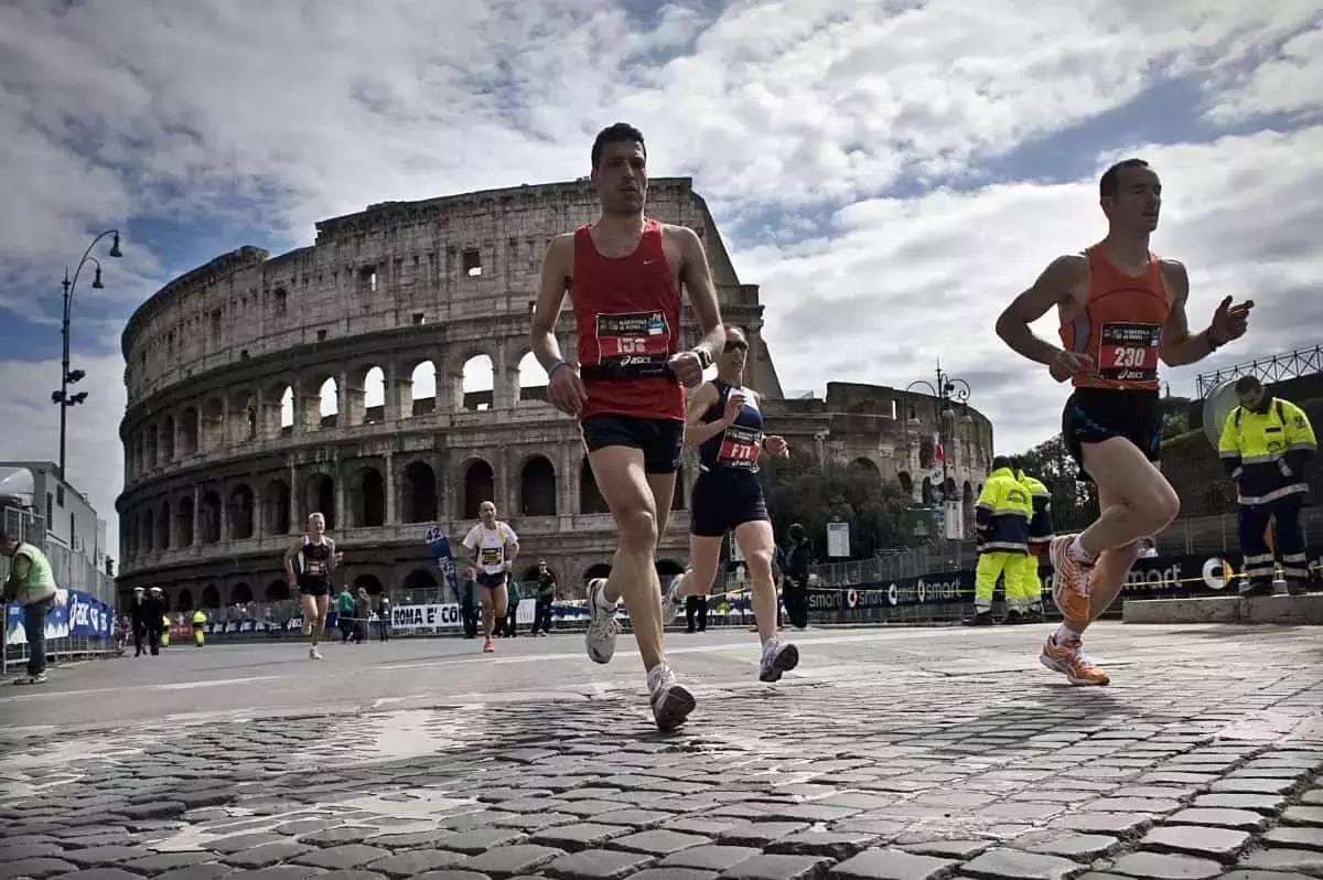 Puoi trovare un personal trainer nelle palestre e nei centri sportivi di Roma, ma se vuoi allenarti in casa oppure fare ginnastica all'aria aperta seguendo un programma personalizzato puoi contattare uno dei personal trainer che trovi su Superprof.
