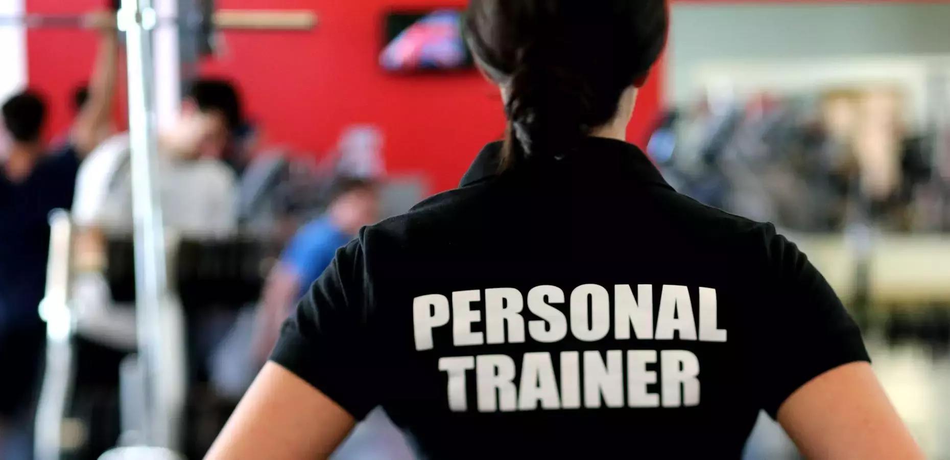 Il personal trainer è una figura la cui professione è spesso poco compresa e su cui ci sono alcuni preconcetti. Cerchiamo di fare un po' di chiarezza relativamente a ciò che è e ciò che invece non è.