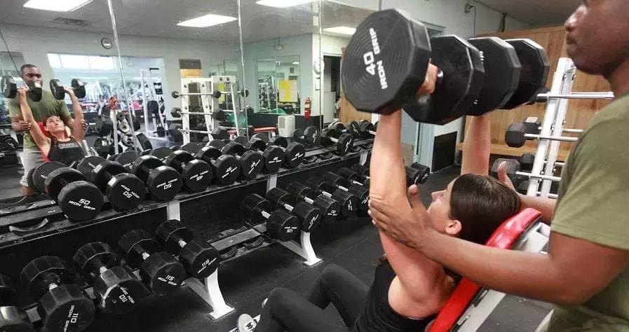 Fare attività sportiva con un personal trainer accanto può portare a fare progressi molto più velocemente di quanto accadrebbe facendo ginnastica da soli. Ci sono alcuni accorgimenti per capire i propri!