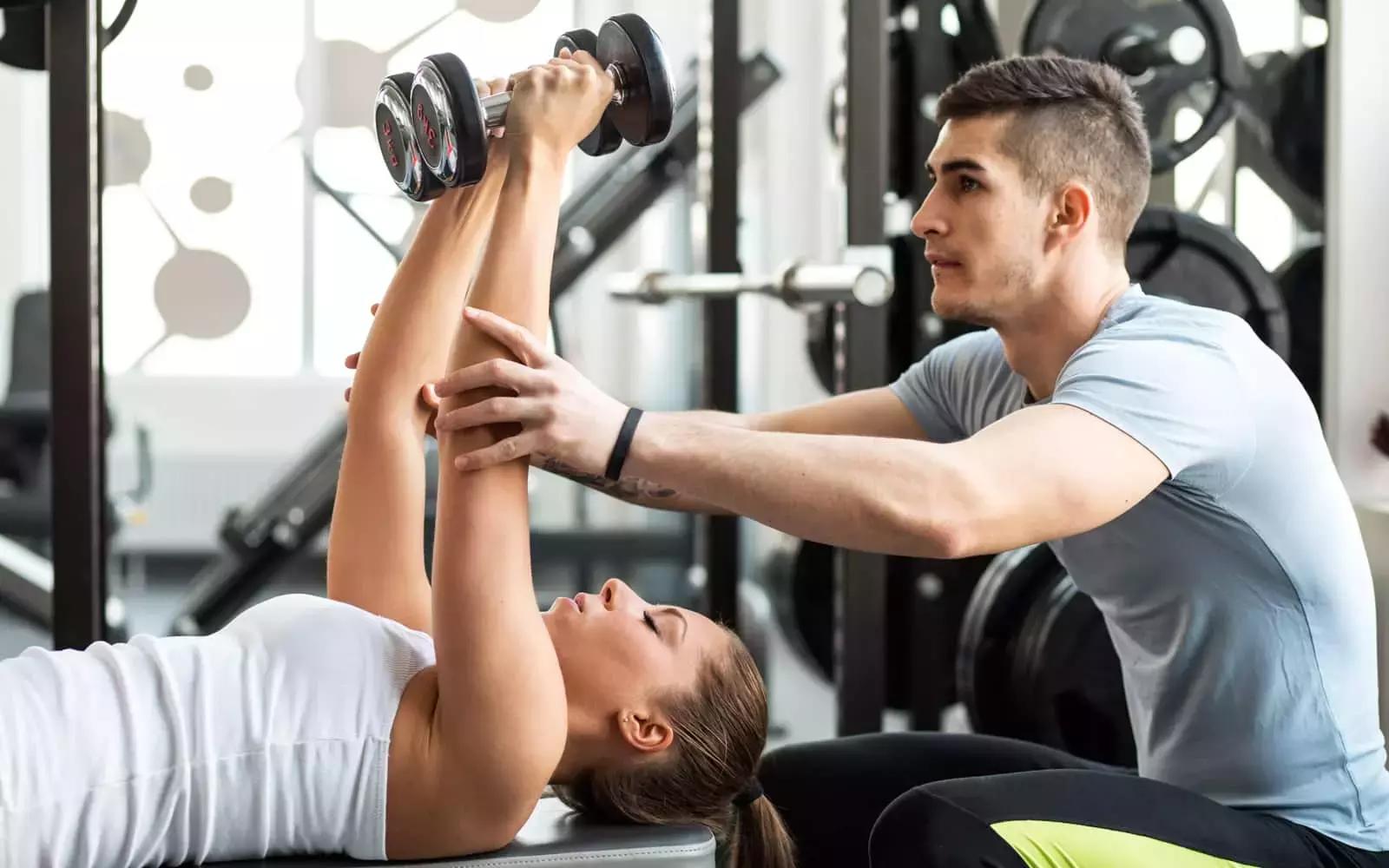 Più alta è la formazione, più esperienza hai nel personal training e più casi di successo presenti più i tuoi allievi sono disposti a pagarti. 