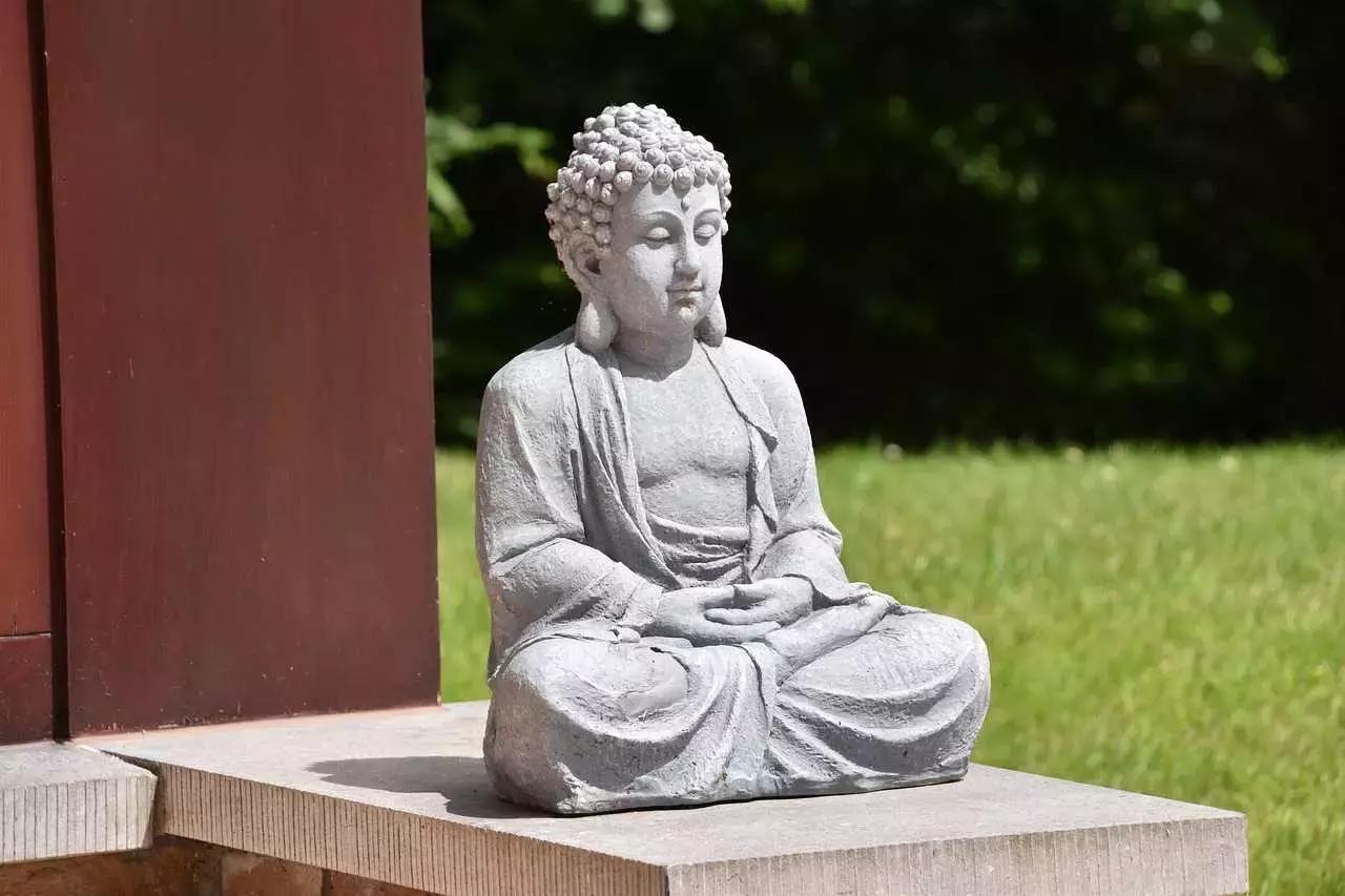 Posture e meditazione vanno assieme e sono il succo dello Yoga.