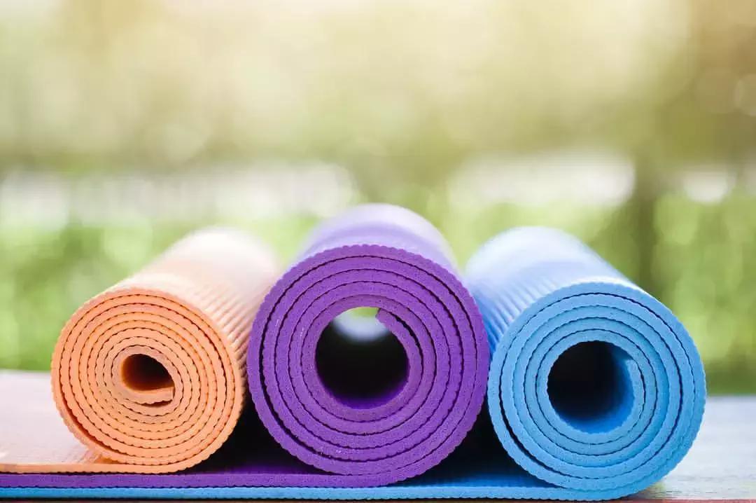 La scelta del tappetino giusto è fondamentale per iniziare nel modo giusto la pratica dello yoga dinamico.