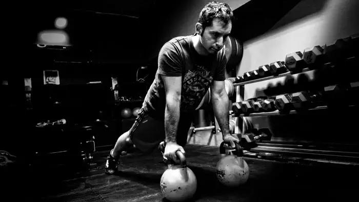 Per usare correttamente il kettlebell è bene essere accompagnati da un personal trainer competente per evitare lesioni!
