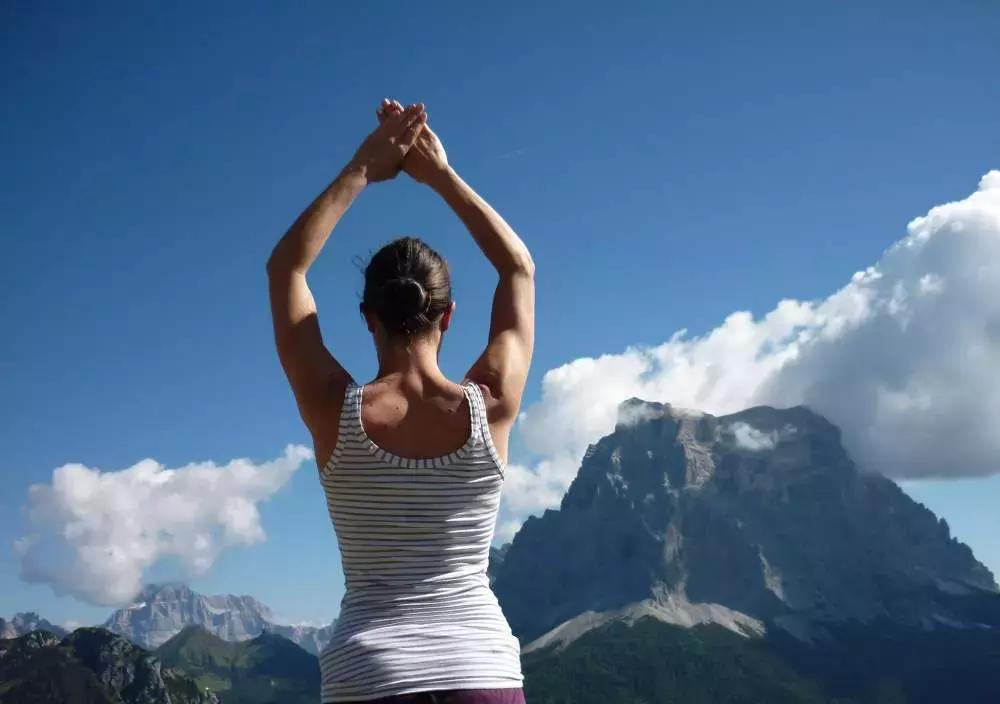 A casa o all'aperto: l'importante è dedicarsi allo yoga in un ambiente che dia serenità e metta a proprio agio.