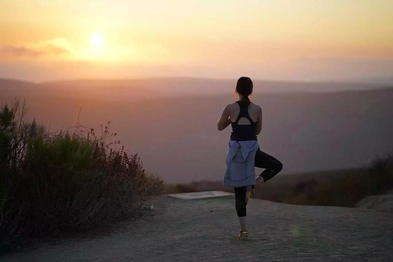 Bastano a volte 10 – 15 minuti al giorno, magari al mattino, per non perdere l’abitudine e per mantenere il corpo in forma.