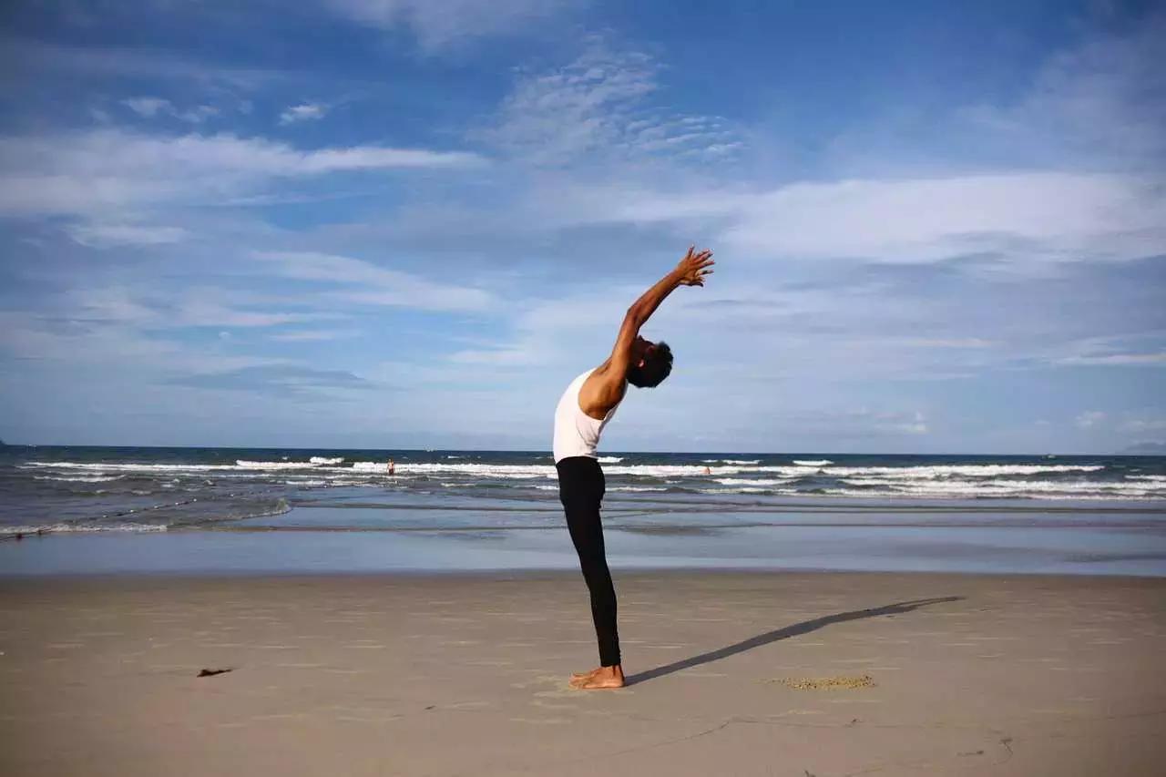 Non si tratta di un tipo particolare di Yoga, ma di un modo di praticare la disciplina, recentemente emerso.